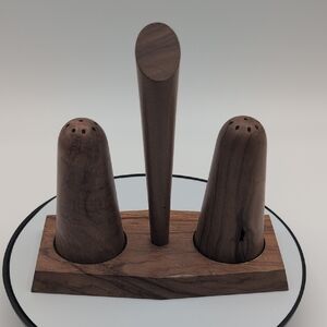 Vintage Elegant Wooden Salt and Pepper Shaker Set